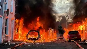 Kuzey İrlanda'da Şiddet Eylemleri: Araçlar Ateşe Verildi, İş Yerleri Zarar Gördü