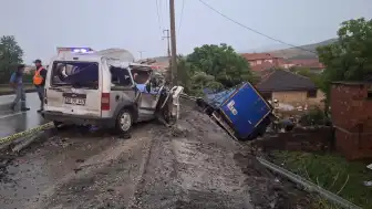Manisa Kula'da 3 Aracın Karıştığı Trafik Kazası: 2 Ölü, 4 Yaralı