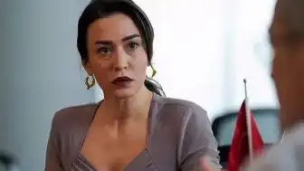 Oyuncu Ecem Özkaya'nın Biyografisi ve Kariyeri Mercek Altında
