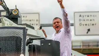 Özgür Özel'den 'iktidar yürüyüşü' mesajı: 'Köhnemiş kara düzeni arkamızda bırakarak yürüyeceğiz!'