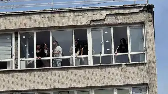 Samsun'da İş Hanından Düşen Sıva Parçaları 2 Kişiyi Yaraladı