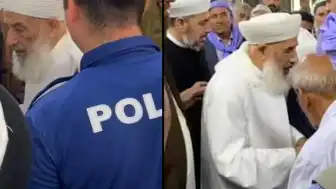 Şanlıurfa'da Cami İçinde El Öpme Tartışması: Polis Memurunun Sıradaki Görüntüsü Tepki Çekti