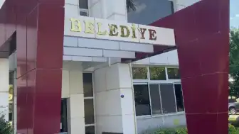 Seferihisar Belediyesi'ne yönelik operasyon kapsamında gözaltına alınan şüpheliler adliyeye sevk edildi