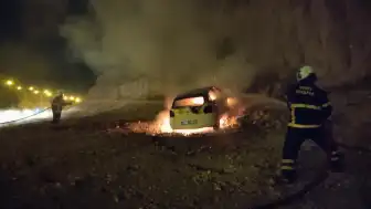 Siirt-Kurtalan kara yolunda seyir halindeki otomobil yanarak kullanılamaz hale geldi