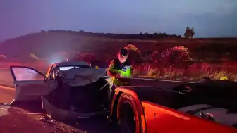 Adana Ceyhan'da emniyet şeridindeki TIR'a çarpan otomobilde 2 kişi hayatını kaybetti