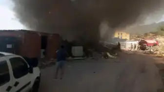 Balıkesir Sındırgı'da İşçi Konaklama Alanında Yangın: 9 Konteyner Kullanılamaz Hale Geldi