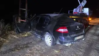 Edirne Uzunköprü'de Elektrik Direğine Çarpan Otomobilde Ağır Yaralı Sürücü