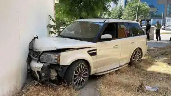 Elazığ'da kontrolden çıkan cip kaldırıma çıktı: 2 yaralı
