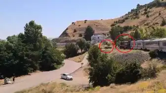 Elazığ'da Yolcu Treni ile Otomobil Çarpıştı: Kaza Anı Kamerada
