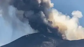Etna Yanardağı'nda Şiddetli Patlama: Hava Trafiğine Kırmızı Kod Verildi