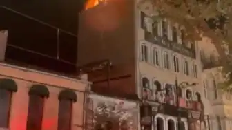 Fatih'te bir binanın çatısındaki baz istasyonunda yangın meydana geldi