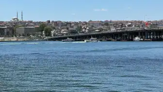 Haliç'te Tur Teknesi Köprü Ayağına Çarptı: Bir Personel Denize Düştü