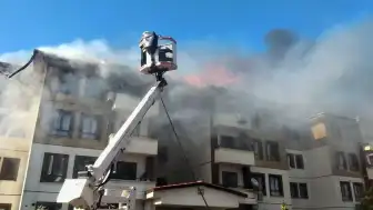 Hatay Hassa'da Yangın: 2 Binanın Çatısı Alevlere Teslim Oldu