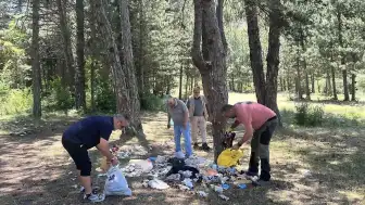 İhsangazi'de Vatandaşlar Ormanlık Alandaki Cam Şişeleri Temizledi