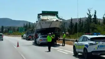 İzmir'de İlginç Kaza: Otomobil Tekne Taşıyan Çekiciye Çarptı