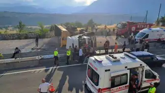 Karabük'te Çakıl Yüklü Tır Devrildi: Yangın Çıktı, 1 Yaralı