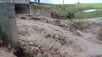 Kars'ta Şiddetli Sağanak Sel Riskini Artırdı: Köy Yolu Ulaşıma Kapandı