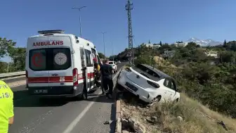 Kayseri Melikgazi'de Otomobil Şarampole Devrilmeden Askıda Kaldı: 1 Yaralı