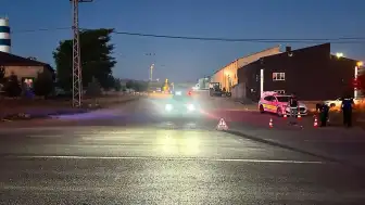 Kayseri Tomarza'da Trafik Kazası Sonrası Kaçmaya Çalışan Sürücü Yayalara ve Polise Çarptı: 1 Ölü, 2 Yaralı
