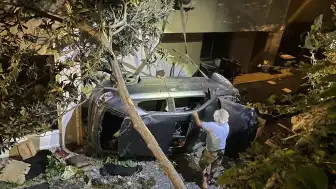 Kocaeli Gölcük'te otomobil apartman boşluğuna devrildi: 2 yaralı