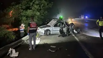 Kocaeli'de tırın arızalı otomobile çarpması sonucu 1 çocuk yaşamını yitirdi, 3 kişi yaralandı