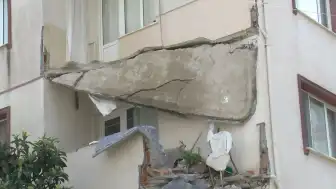 Küçükçekmece'de 5 Katlı Binanın Balkonu Çöktü: Bina Tahliye Edildi