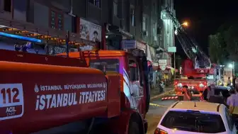 Küçükçekmece'de İş Merkezinde Yangın: 4 İş Yerinde Maddi Hasar