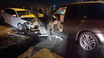 Sancaktepe'de ters yönden gelen otomobilin karıştığı kazada 5 yaralı
