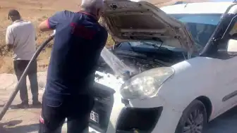 Siirt Çevre Yolu'nda Seyir Halindeki Araç Alev Aldı