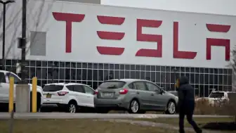 Tesla Sürücüsü Kazadan Hemen Önce Gaz Pedalına Tam Bastı: FSD Sistemi Devre Dışı Kaldı