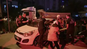 Ümraniye'de Kamyon ile Otomobil Çarpıştı: 1'i Ağır 4 Yaralı