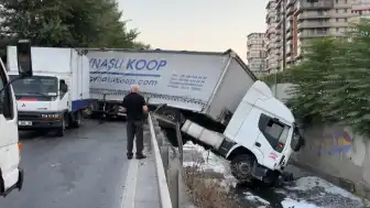 Esenler'de Halı Yüklü Tır Dereye Devrildi: 1 Yaralı
