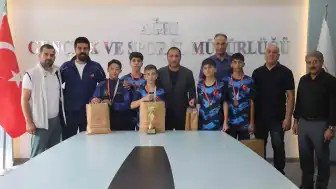Ağrı Badminton Takımı'ndan Türkiye Üçüncülüğü: İl Müdürü Çelebi'den Tebrik