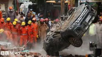 Delhi'de Yıkılan Binada Çok Sayıda Kişi Mahsur Kaldı