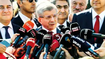 Eski Başbakan Davutoğlu, Cumhurbaşkanına Hakaret Soruşturması Kapsamında İfade Verdi