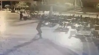 İzmir'de Belediyeye Ait Kafeye Silahlı Saldırı Güvenlik Kamerasına Yansıdı
