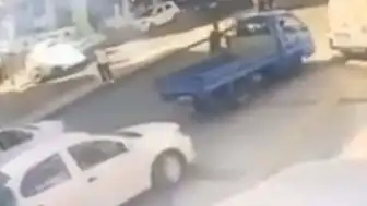 Konak'ta Kamyonet Kapısı Bisikletliye Çarptı: Ağır Yaralandı