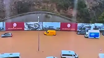 İstanbul Valisi Gül'den Vatandaşlara Önemli Uyarı: Zorunlu Olmadıkça Dışarı Çıkmayın