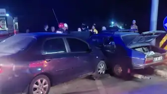 Kütahya Gediz'de Kavşakta Çıkan Trafik Kazasında 3 Kişi Yaralandı