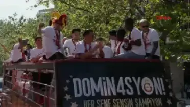 Galatasaray, 26. Şampiyonluğunu İstanbul'da Otobüs Turu ile Kutladı