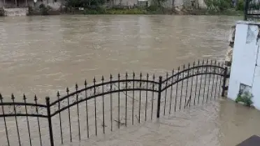 Amasya'da Yeşilırmak'ın Debisi Yükseldi, Kenar Yollar Sular Altında Kaldı