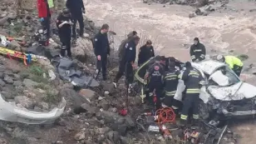 Erzincan'da otomobil dereye yuvarlandı: 2 kişi hayatını kaybetti, 1 yaralı
