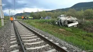 Hemzemin Geçitte Tren Kamyonete Çarptı: 4 Yaralı