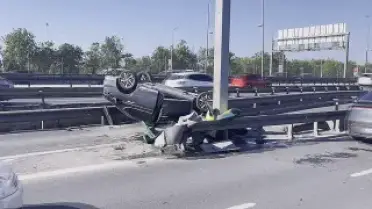 Küçükçekmece'de Trafik Kazası: Otomobil Takla Attı