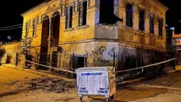 Manisa'da Tarihi Bina Çöktü, Araç Hasar Gördü