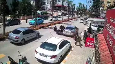 Park Halindeki Araca Çarpan Mopedden Yere Savrulan 2 Kişi, Sürücünün Dikkatli Müdahalesiyle Ezilmekten Kurtuldu