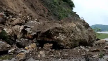 Tokat-Çat kara yolu heyelan nedeniyle ulaşıma kapandı