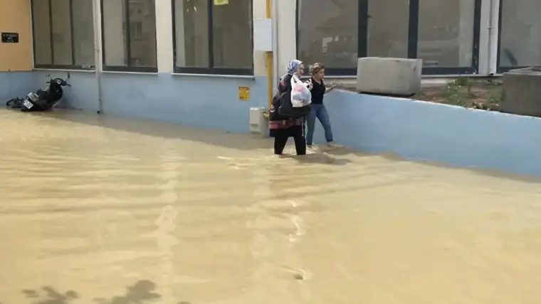 Kastamonu'da Şiddetli Yağış Sel Felaketine Yol Açtı: Tahliyeler ve Yol Kapanmaları
