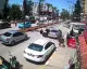Park Halindeki Araca Çarpan Mopedden Yere Savrulan 2 Kişi, Sürücünün Dikkatli Müdahalesiyle Ezilmekten Kurtuldu