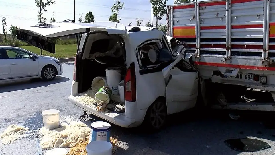 Başakşehir'de Zincirleme Kaza: Tutanak Sırasında Arkadan Çarpma Sonucu Sürücü Sıkıştı
